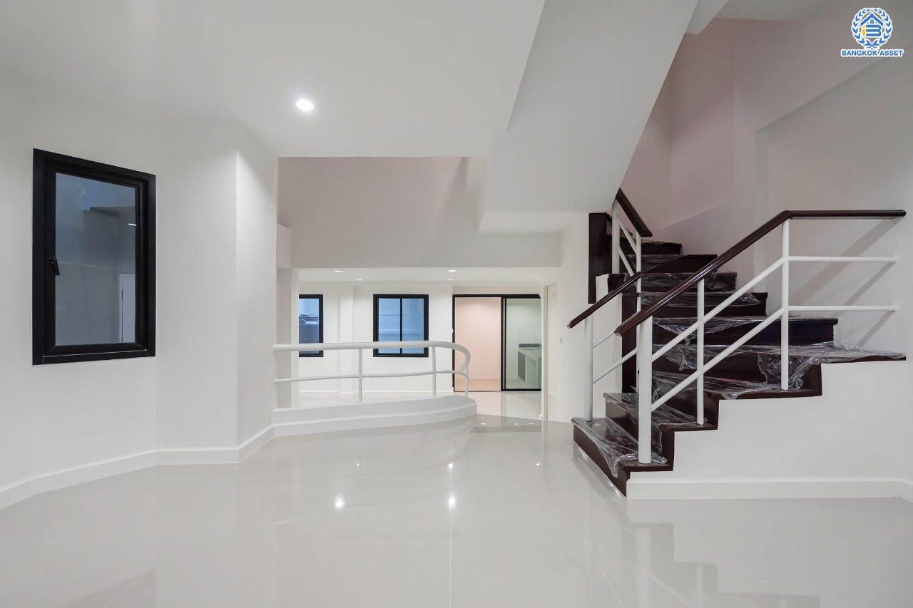 บ้านมือสองตกแต่งใหม่ ม.เศรณี ดอนเมือง-สรงประภา เนื้อที่ 27.7 ตร.ว. ฟังก์ชันจัดเต็ม 4 ห้องนอน 3 ห้องน้ำ จอดรถได้ 1 คัน ตอบโจทย์ครอบครัวใหญ่ มีความเป็นส่วนตัว เดินทางเข้าสู่ใจกลางเมืองได้อย่างสะดวกสบาย ใกล้สนามบินดอนเมือง และทางด่วนศรีสมาน...